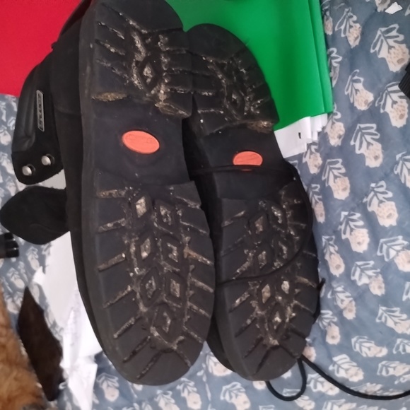 Men's size 11 lugz lightly used.. worn 3 x's if that excell. tread..very comfy - Picture 2 of 3